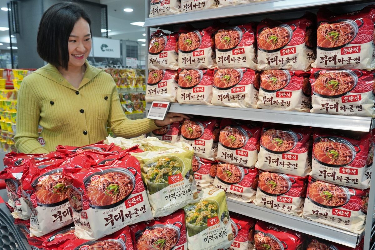 롯데마트, 외국인 관광객 겨냥 '부대짜글면' 출시 / 롯데마트 제공