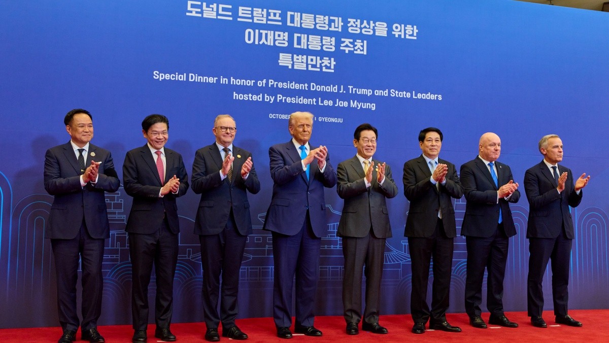 이재명 대통령이 지난 29일 경북 경주 힐튼호텔 그랜드볼룸에서 열린 대통령 주최 정상 특별만찬에 앞서 각국 정상들과 기념촬영을 하고 있다. 왼쪽부터 아누틴 찬위라꾼 태국 총리, 로런스 웡 싱가포르 총리, 앤서니 앨버니지 호주 총리, 도날드 트럼프 미국 대통령, 이 대통령, 르엉 끄엉 베트남 국가주석, 크리스토퍼 럭슨 뉴질랜드 총리, 마크 카니 캐나다 총리. / 대통령실 제공, 뉴스1