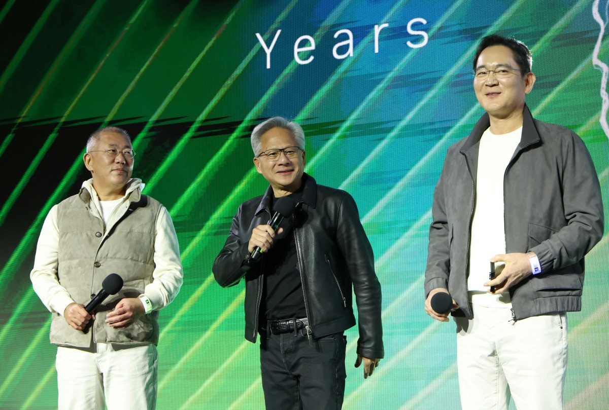 젠슨 황 엔비디아 CEO가 지난 30일 밤 서울 강남구 코엑스광장에서 지포스(GeForce) 한국 25주년을 기념해 열린 '지포스 게이머 페스티벌'에 이재용 삼성전자 회장, 정의선 현대차그룹 회장과 함께 올라 인사를 하고 있다.      / 뉴스1