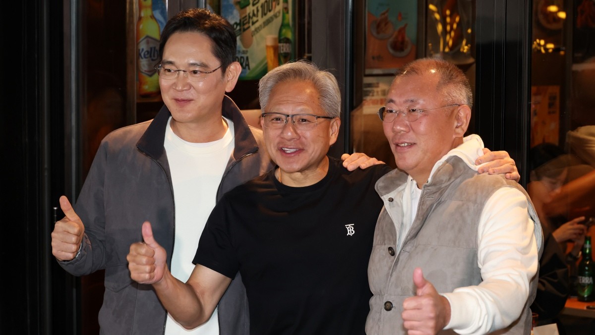 젠슨 황 엔비디아 최고경영자가 지난 30일 서울 강남구 깐부치킨 삼성점에서 이재용 삼성전자 회장, 정의선 현대차그룹 회장과 함께 '치맥' 회동 후 기념촬영을 하고 있다. / 뉴스1