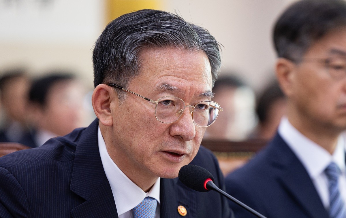 정성호 법무부 장관이 30일 서울 여의도 국회에서 열린 법제사법위원회의 법무부 등에 대한 국정감사에서 의원 질의에 답하고 있다. 정성호 장관이 국민의힘에 대한 위헌 정당 해산 심판 청구와 관련해 '최후의 수단인만큼, 신중하게 결정해야 한다'라는 입장을 밝혔다. 정 장관은 30일 국회 법제사법위원회에서 조배숙 국민의힘 의원의 관련 질의에 이렇게 답했다. / 뉴스1