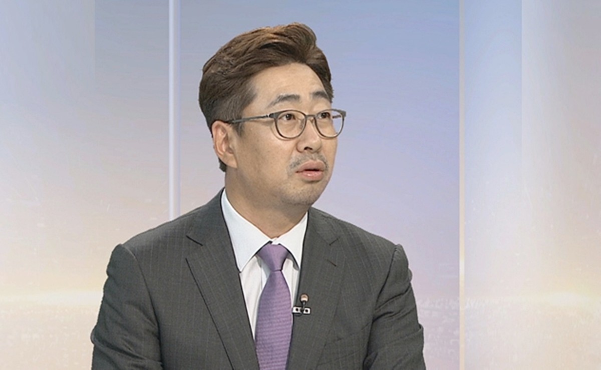 방송 패널로 출연한 백성문 변호사 생전 모습. 방송 패널 출연으로 시청자들에게 잘 알려진 백성문 변호사가 31일 오전 2시 8분쯤 분당서울대병원에서 암 투병 끝에 세상을 떠났다고 유족이 전했다. 향년 52세.      고인은 MBN '뉴스파이터'와 JTBC '사건반장' 등 종합편성채널 프로그램, YTN·연합뉴스TV 등에서 고정 패널로 출연하며 시청자들에게 얼굴을 알렸다. 유튜브 정치 토크쇼 '정치왓수다'도 진행했다.      유족은 부인 김선영(YTN 앵커) 씨 등이 있다. 빈소는 서울아산병원 장례식장에 마련됐다. / 연합뉴스TV 제공-연합뉴스