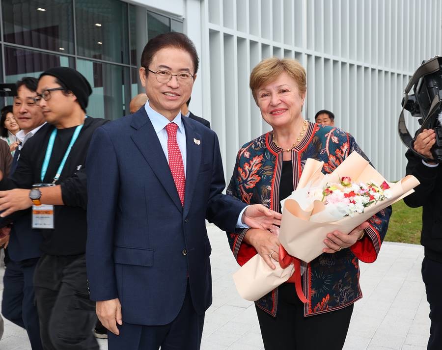 이철우 경상북도지사가 게오르기에바 총재를 영접하고 있다/이하 경북도