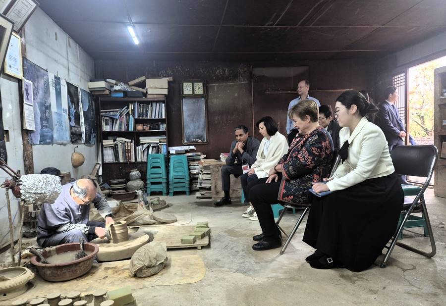 게오르기에바 총재가 도예 명장이 직접 시연하는 토기 제작을 관람하고 있다.