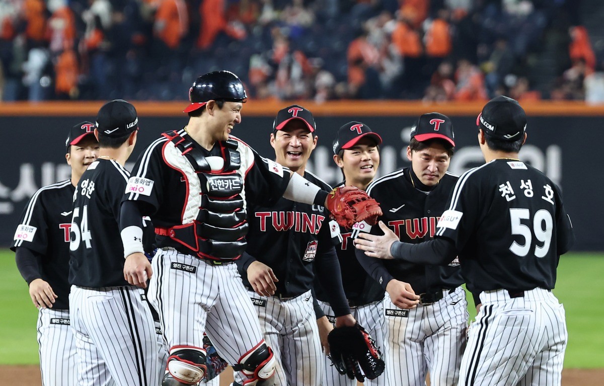 대전 한화생명볼파크에서 열린 프로야구 2025 신한 SOL뱅크 KBO 포스트시즌 한국시리즈 4차전 LG 트윈스와 한화 이글스의 경기, LG 선수들이 7대4 승리 후 기쁨을 나누고 있다.  / 뉴스1