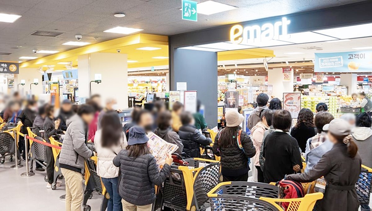 이마트 매장에 길게 줄을 선 고객들 모습. 기사 이해를 돕기 위한 자료 사진 / 이마트 제공
