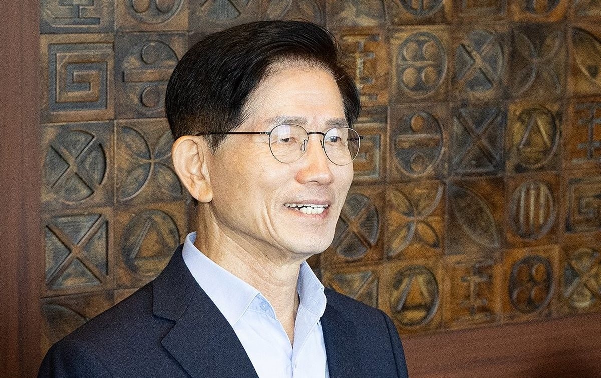 김문수 전 국민의힘 대선 후보 자료 사진. 서울경찰청 공공범죄수사대는 공직선거법 위반 혐의를 받는 김문수 전 후보를 30일 서울중앙지검으로 불구속 송치했다. 김문수 전 후보는 예비 후보였던 시기 GTX-A 수서역에서 자신의 명함을 유권자들에게 나눠주며 선거 운동을 한 혐의를 받고 있다. 현행 공직선거법은 예비 후보자가 터미널, 역, 공항의 개찰구 안에서 명함을 주는 행위를 금지하고 있다. / 연합뉴스