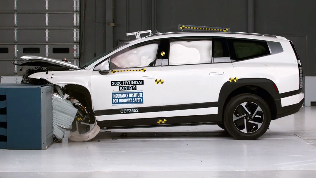 현대 아이오닉 9의 IIHS 전면 충돌 평가 실험 장면. / IIHS 유튜브 갈무리