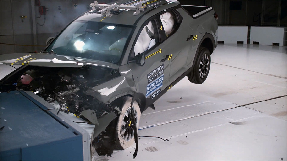 현대 싼타크루즈의 IISH 전면 충돌 평가 실험 모습. / IIHS 유튜브 갈무리