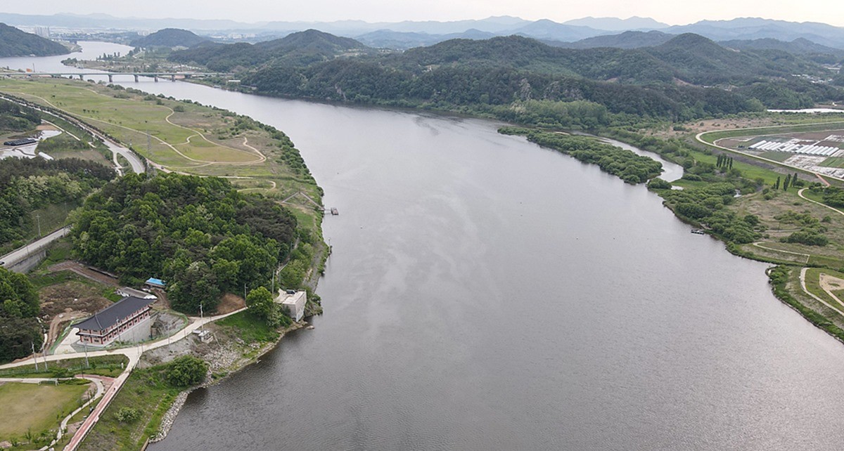 시원하게 흐르는 금강 모습. 귀한 어종인 종어는 한강, 금강 등 서해로 흘러드는 하천에서 많이 잡혔는데 그중에서도 금강 하구 지역 일대에서 잡히는 종어가 맛과 품질이 뛰어나 조선시대에는 '금강 종어'가 으뜸으로 꼽혔다. 조선왕조실록이나 승정원일기 등 역사 기록에도 임금에게 올리는 진상품으로 자주 등장하며 지방관이 종어를 공물로 바쳤다는 기록도 남아 있다. / 뉴스1