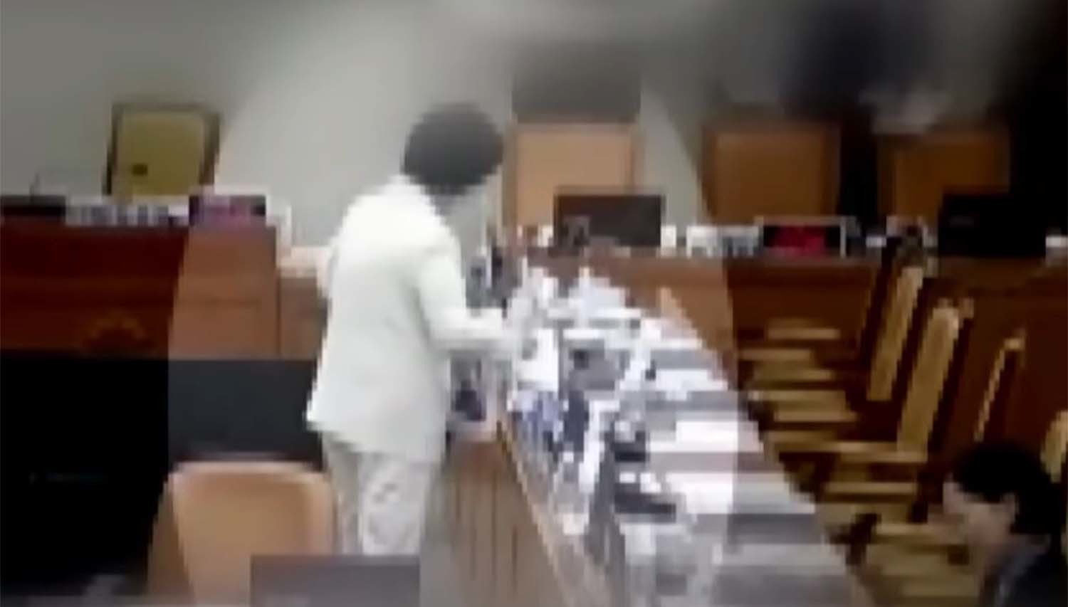 최민희 과학기술정보방송통신위원장이 29일 국정감사장에서 국민의힘 의원들의 노트북에 붙은 자신의 사퇴 요구 문구를 직접 떼어내고 있다.     / 뉴스TV조선 유튜브