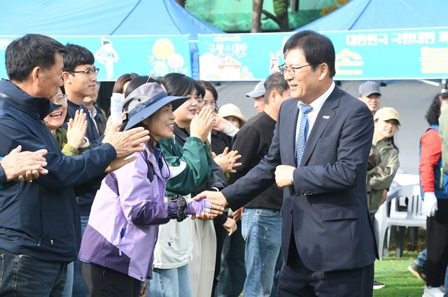 이상익 함평군수가 군민들을 격려하고 있다.