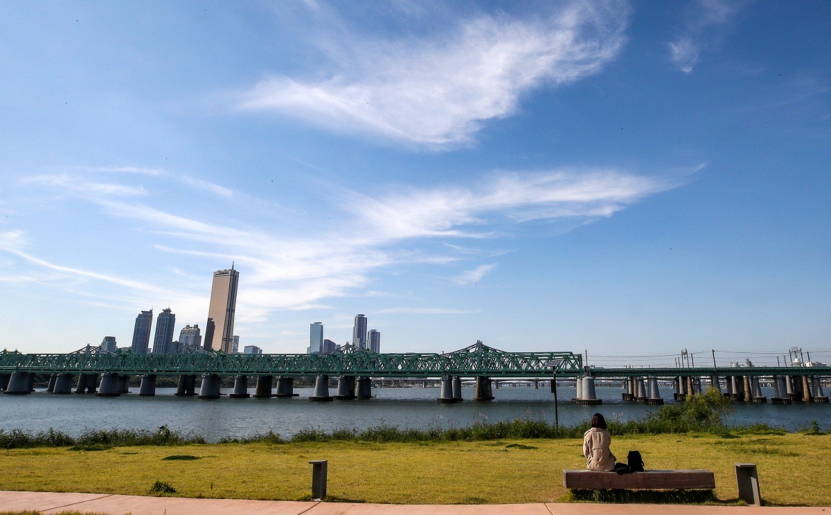 노들섬에서 시민들이 휴식을 취하고 있다. / 뉴스1