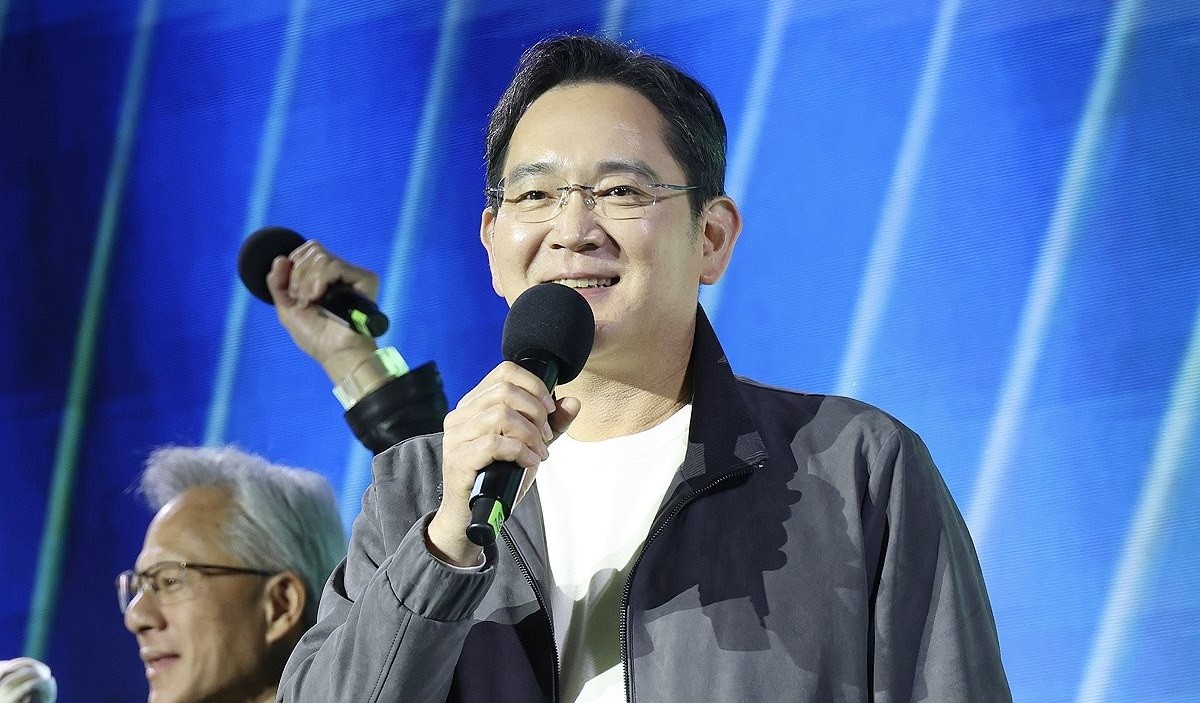 이재용 삼성전자 회장이 30일 서울 코엑스에서 열린 엔비디아의 그래픽카드(GPU) '지포스' 출시 25주년 행사에서 단상에 올라 발언하고 있다. 자료 사진. 31일 증권가에서는 삼성전자의 목표주가 상향이 잇달아 나왔다.      / 연합뉴스