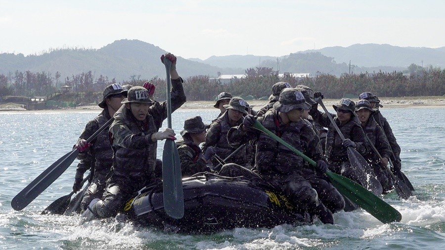 해병대 1사단 72대대가 도구해안 일대에서 상륙기습작전 수행능력 완비를 위해 해상 페달링 훈련을 실시하고 있다. / 이하 부대 제공