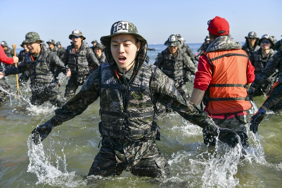 해병대 1사단 72대대가 도구해안 일대에서 해상 훈련 전 강도 높은 PT 체조를 실시하고 있다. 이하      PT 체조
