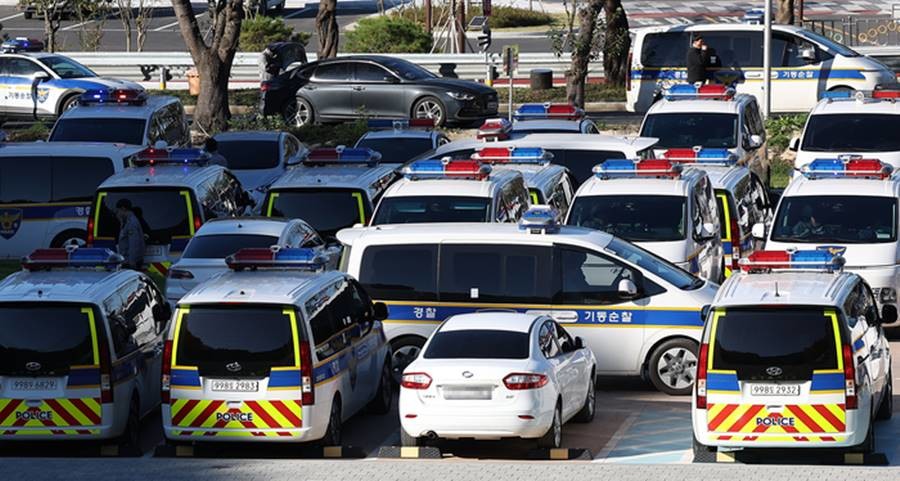 지난 28일 경북 경주시 보문동 한 주차장에 마련된 경찰 현장지휘소에 전국에서 모인 기동 순찰 차량/연합뉴스
