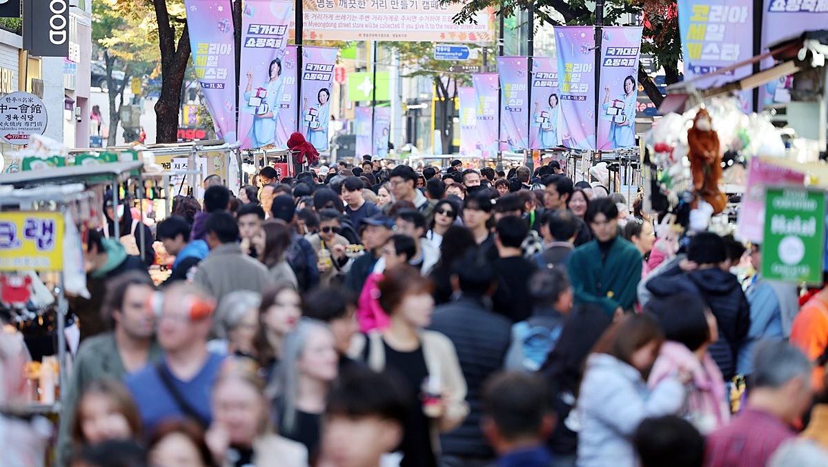 서울 중구 명동거리에 '코리아 세일 페스타'를 알리는 현수막이 걸려 있는 과거 자료 사진 / 뉴스1