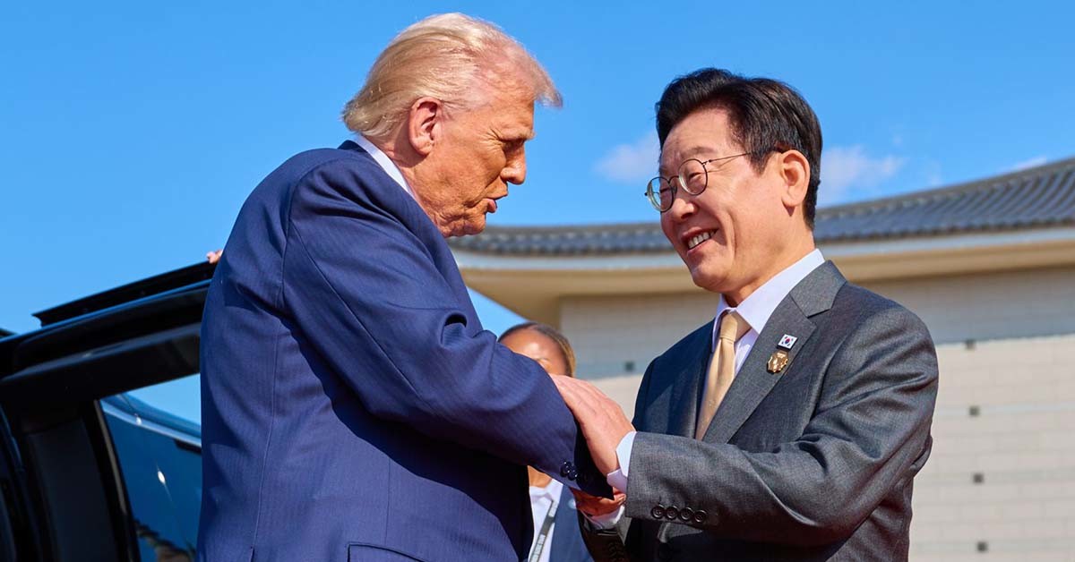 이재명 대통령이 29일 한미 정상회담을 위해 경북 경주국립박물관에 도착하는 도널드 트럼프 미국 대통령을 맞이하고 있다. / 대통령실