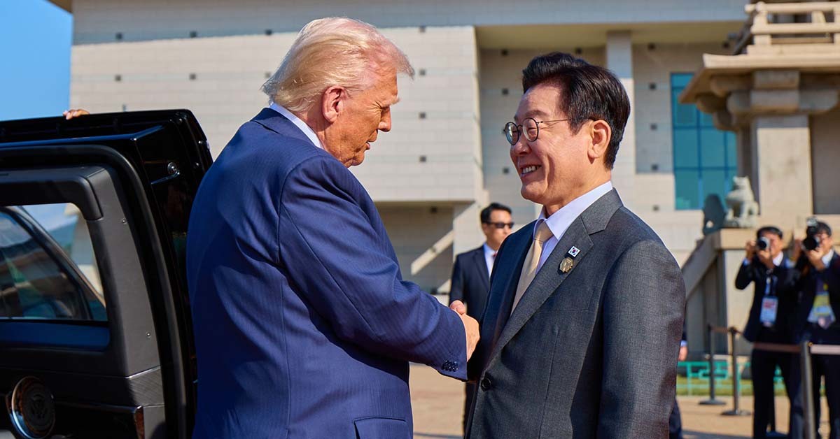 이재명 대통령이 29일 한미 정상회담을 위해 경북 경주국립박물관에 도착하는 도널드 트럼프 미국 대통령을 맞이하고 있다. / 대통령실