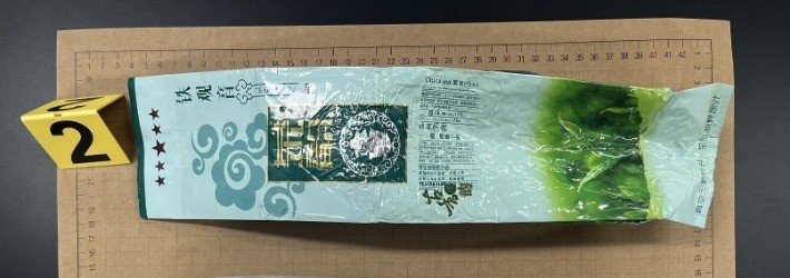 제주시 애월읍 해안에서 마약이 담긴 채 발견된 우롱차 포장지 / 제주지방해양경찰청 제공