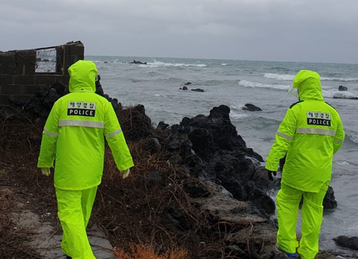 제주 해안가 수색 중인 해경 자료 사진 / 뉴스1