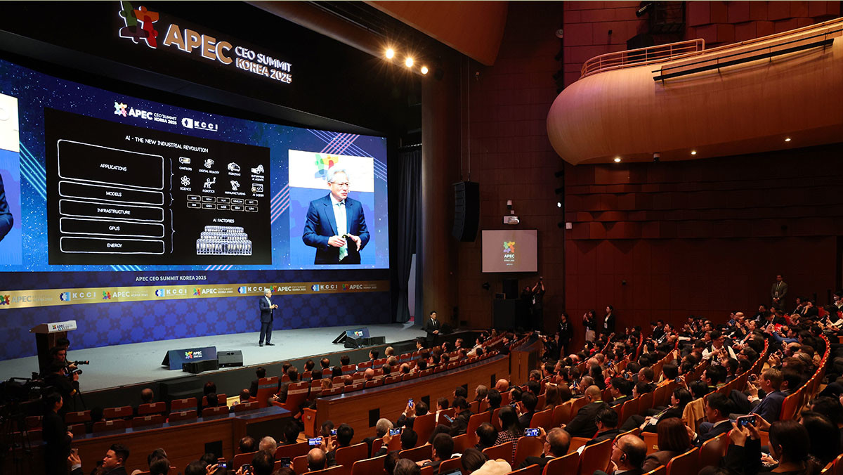 젠슨 황 엔비디아 CEO가 31일 경북 경주에서 열린 APEC 최고경영자 CEO 서밋에서 연설하고 있다. / 뉴스1