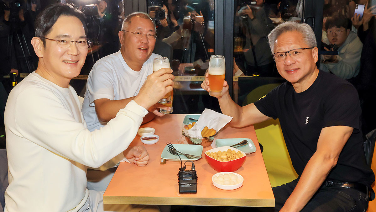 30일 서울 강남구에 있는 깐부치킨 삼성점에서 글로벌 기업 총수들이 치맥회동을 가졌다. 왼쪽부터 이재용 삼성전자 회장, 정의선 현대차그룹 회장, 엔비디아 젠슨 황 CEO. / 뉴스1