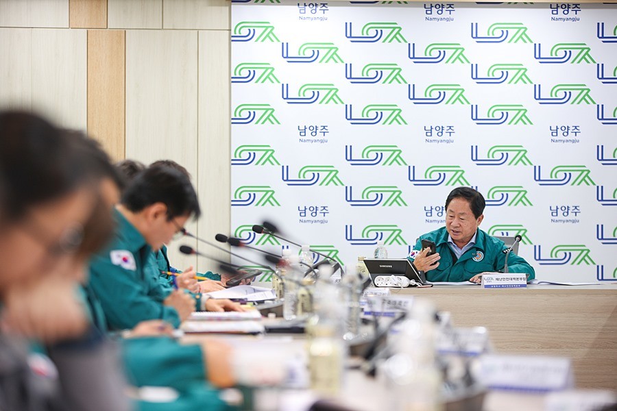 주광덕 시장이 재난상황실 토론훈련 현장을 지휘하고 있다