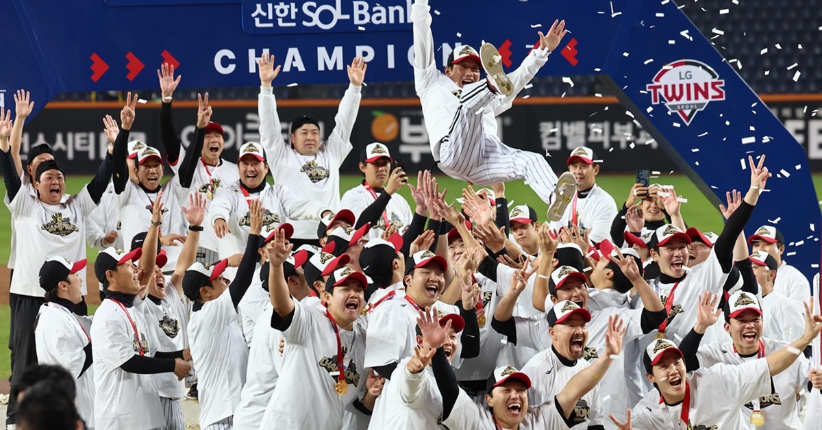 31일 대전 한화생명 볼파크에서 열린 2025 신한 SOL뱅크 KBO 한국시리즈(KS·7전 4선승제) 5차전에서 한화 이글스를 4-1로 제압하고 통합 우승을 차지한 LG 염경엽 감독이 헹가래를 받고 있다. / 뉴스1