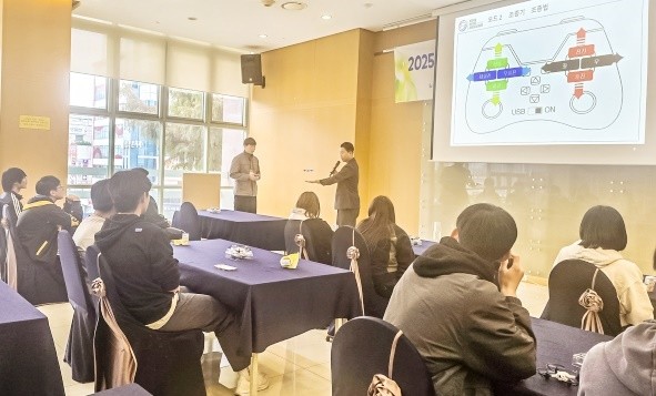 광주시교육청이 30일 국립중앙과학관에서 진행한 AI 체험 캠프에서 참가 학생들이 드론에 대해 강의를 듣고 있다.