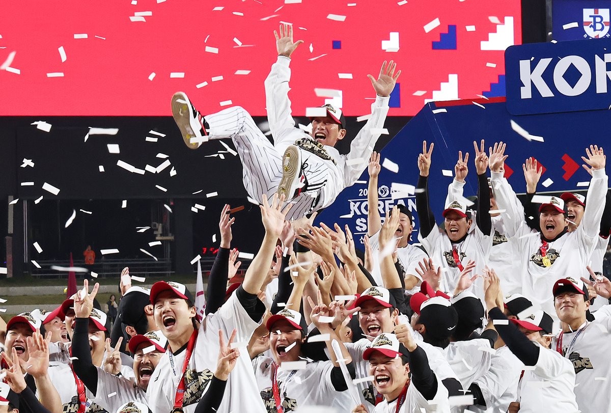 10월 31일 대전 한화생명볼파크에서 열린 프로야구 2025 신한 SOL뱅크 KBO 한국시리즈 5차전 LG 트윈스와 한화 이글스의 경기, 4대 1로 승리하며 통합 우승을 차지한 LG 트윈스 선수들이 염경엽 감독을 헹가래치고 있다. / 뉴스1