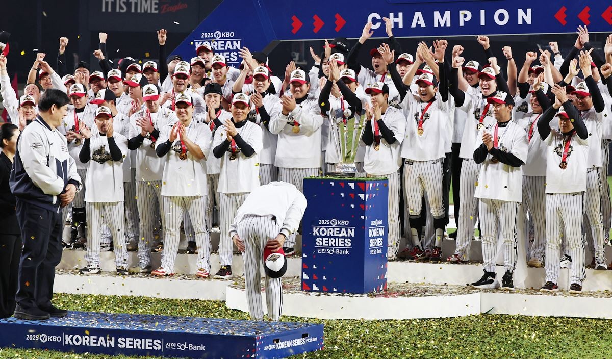 10월 31일 대전 한화생명볼파크에서 열린 프로야구 2025 신한 SOL뱅크 KBO 한국시리즈 5차전 LG 트윈스와 한화 이글스의 경기, 4대 1로 승리하며 통합 우승을 차지한 LG 염경엽 감독이 선수들에게 인사하고 있다. / 뉴스1