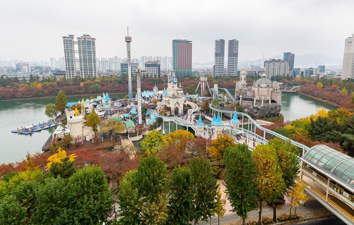 롯데월드 매직아일랜드 모습. 10월 31일 서울 송파구 잠실 롯데월드 매직아일랜드에 있는 놀이기구 '혜성특급'이 멈추는 오작동 사고가 발생했다. / 롯데월드 제공-뉴스1