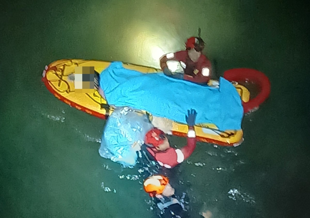 구조되는 20대 여성. / 인천소방본부 제공-연합뉴스