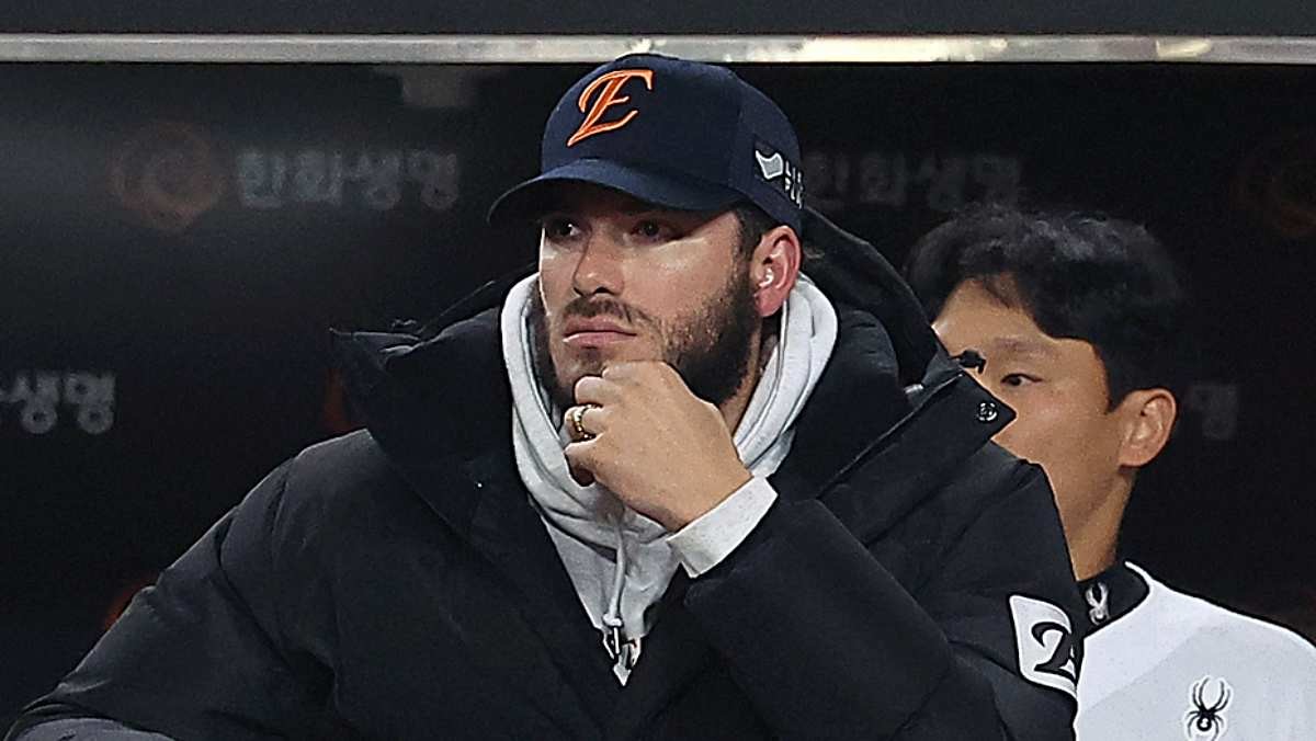 경기 지켜보는 폰세. 자료사진.  /  뉴스1