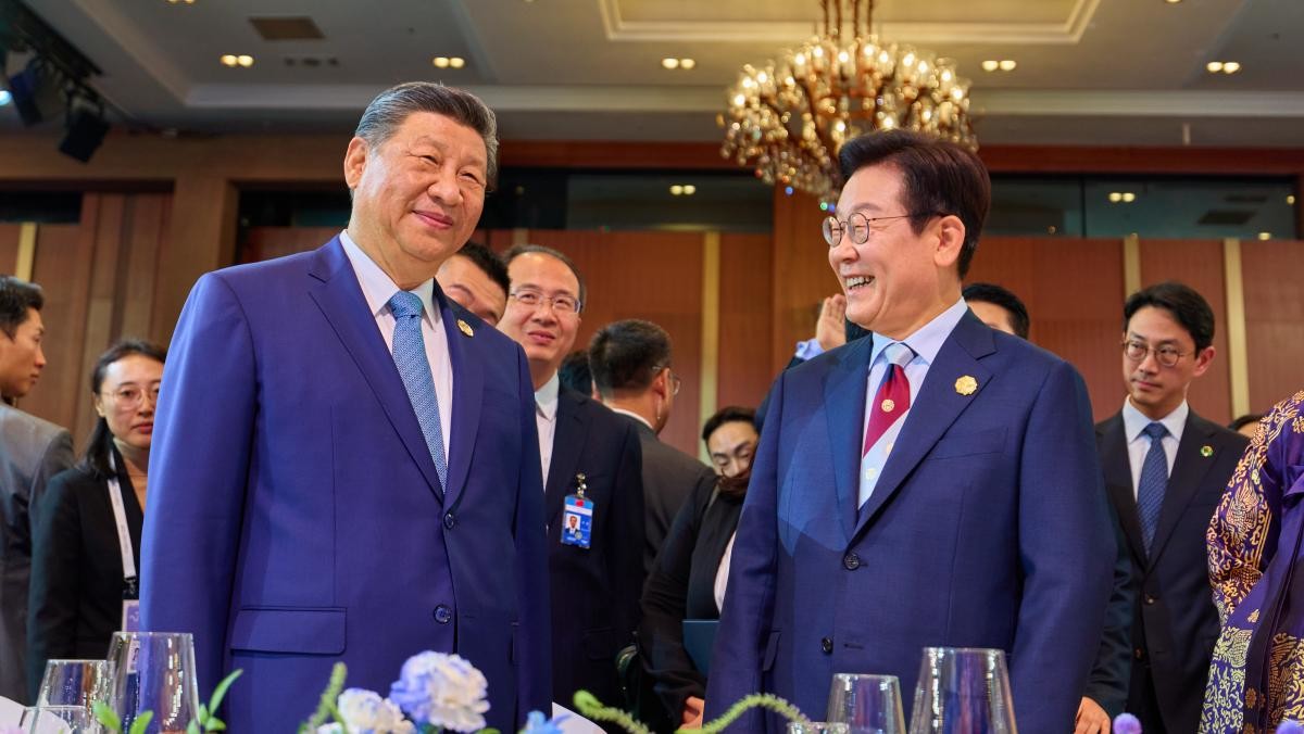 이재명 대통령과 시진핑 중국 국가주석이 지난달 31일 경북 경주시 라한셀렉트호텔에서 열린 2025 아시아태평양경제협력체(APEC) 정상회의 만찬에서 대화를 하고 있다.  / 뉴스1