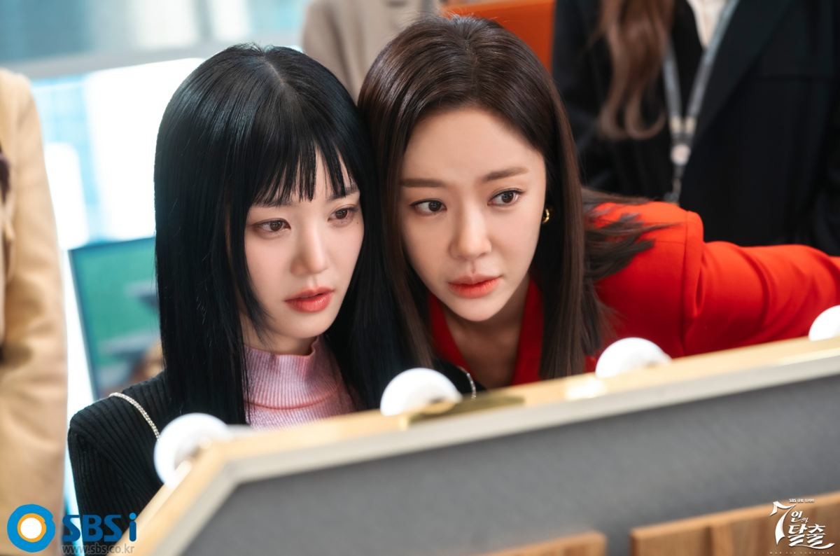 '7인의 탈출' 주연 이유비, 황정음. / SBS 제공