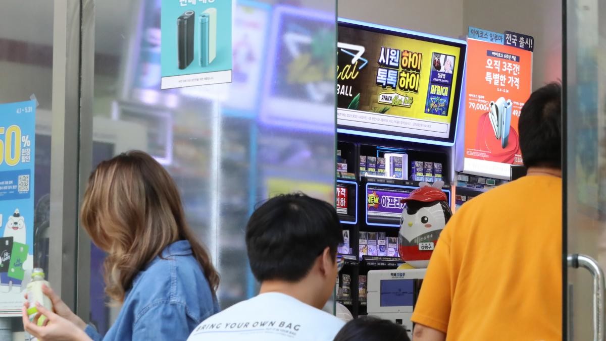 2023년 5월 17일 오후 서울의 한 편의점 출입문에 담배 광고 등을 가리기 위한 반투명 시트지가 붙어 있다.  / 뉴스1