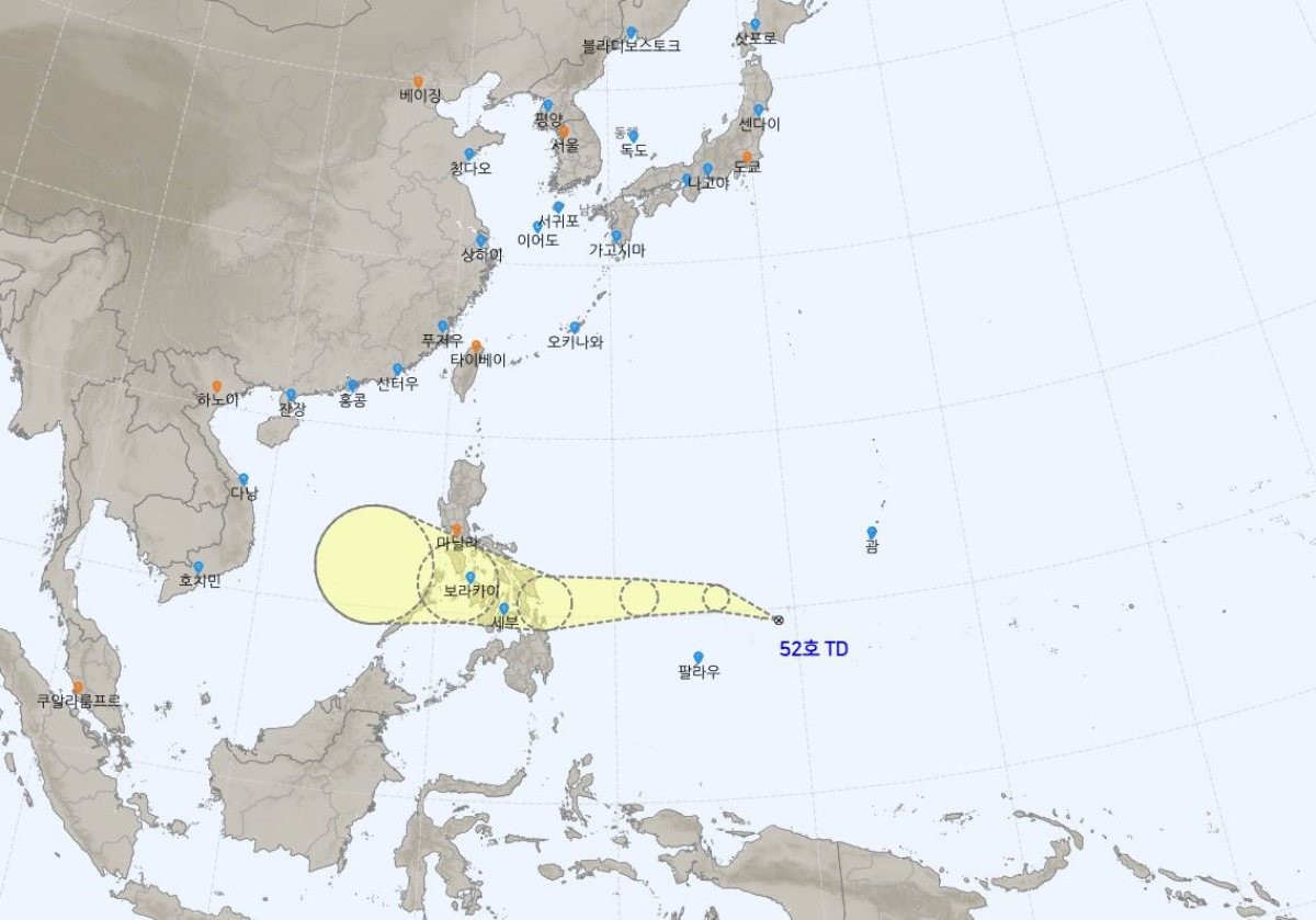 제52호 열대저압부. 태풍 위치 70% 확률 반경이 표시된 이미지. / 기상청 제공