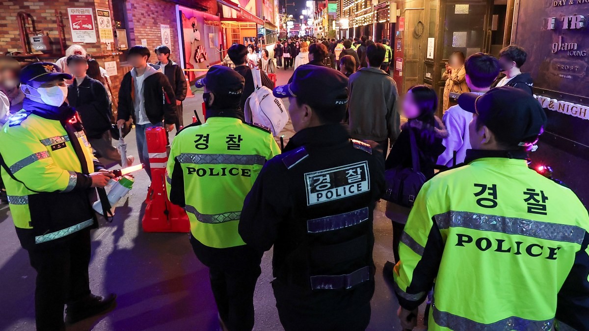 10월 31일 핼러윈데이에 서울 이태원과 홍대 등 곳곳에 인파가 몰렸다. 행정안전부는 10월 24일부터 11월 2일까지를 '핼러윈 인파관리 특별대책기간'으로 운영한다. / 뉴스1