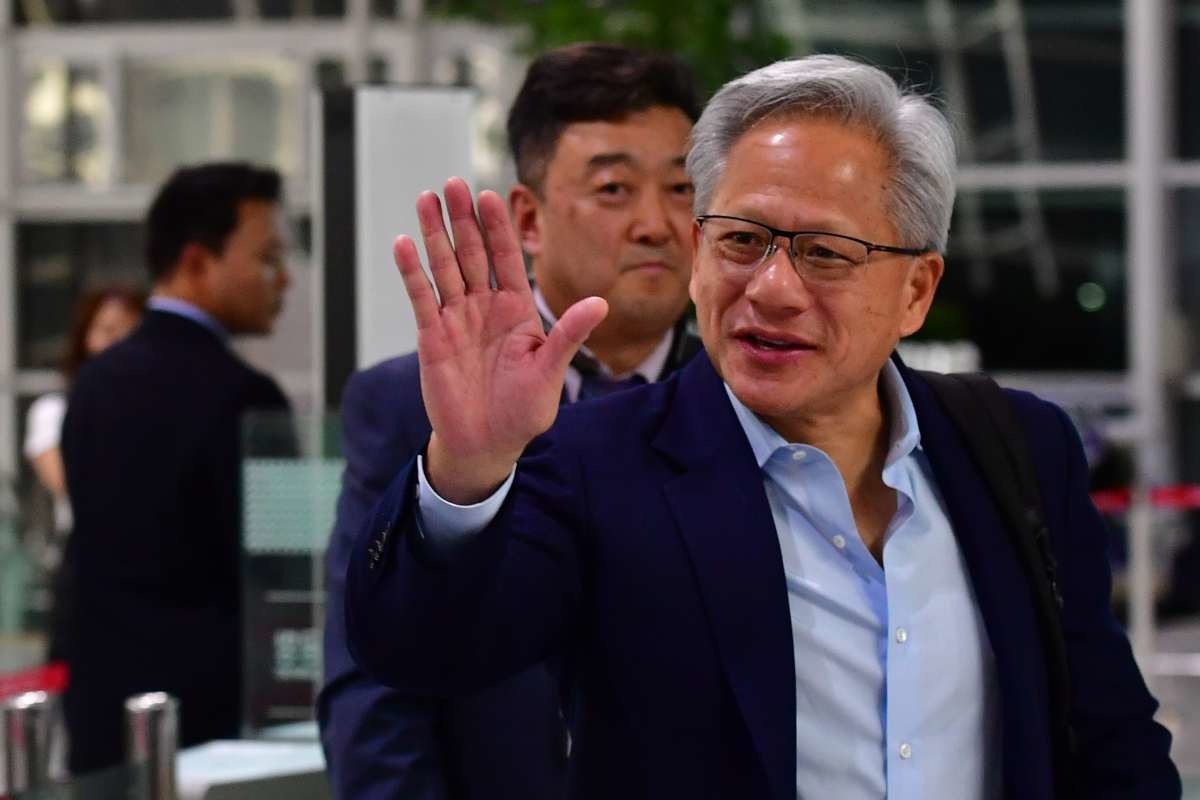 젠슨 황 엔비디아 창립자 겸 CEO 젠슨 황이 지난달 31일 오후 경북 경주시에서 열린 아시아태평양 경제협력체(APEC) APEC일정을 마친 후 포항경주공항을 통해 영국 런던으로 출국하고 있다. / 뉴스1