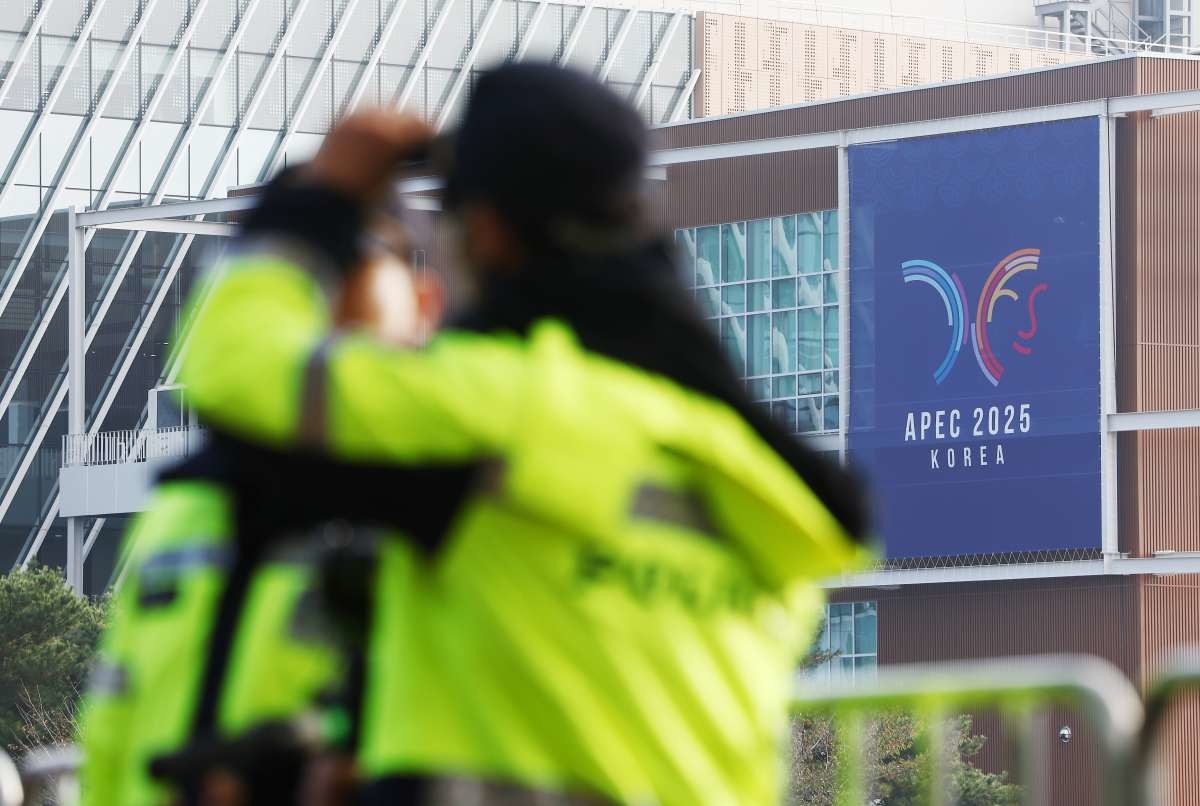 아시아태평양경제협력체(APEC) 정상회의 폐막일인 1일 오전 경북 경주화백컨벤션센터(HICO) 주변에서 경찰들이 근무를 서고 있다. / 뉴스1