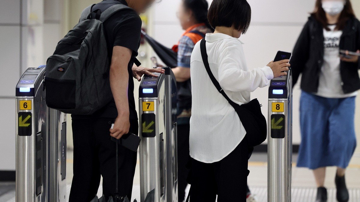 한 지하철 역에서 승객들이 오가는 모습. / 뉴스1