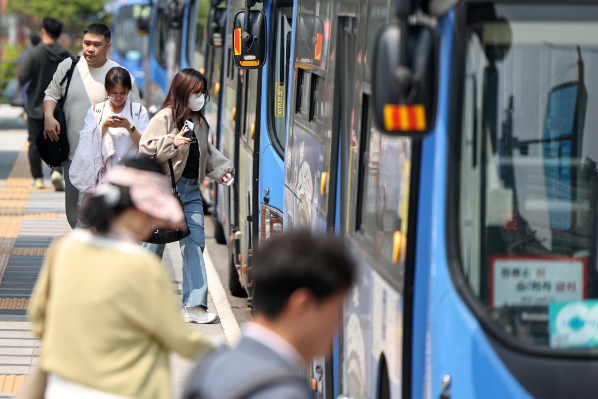서울역 버스환승센터에서 시민들이 버스를 이용하는 모습. / 뉴스1