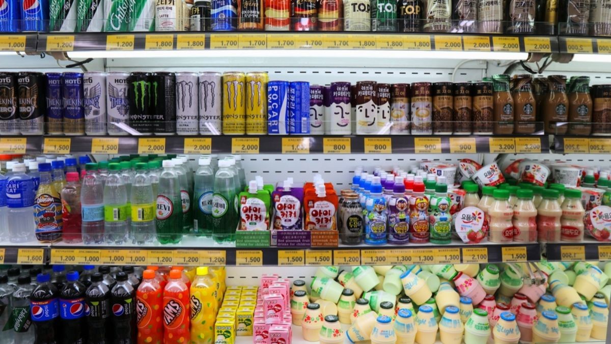 편의점에 다양한 음료들이 비치되어 있다. / Tupungato-shutterstock.com
