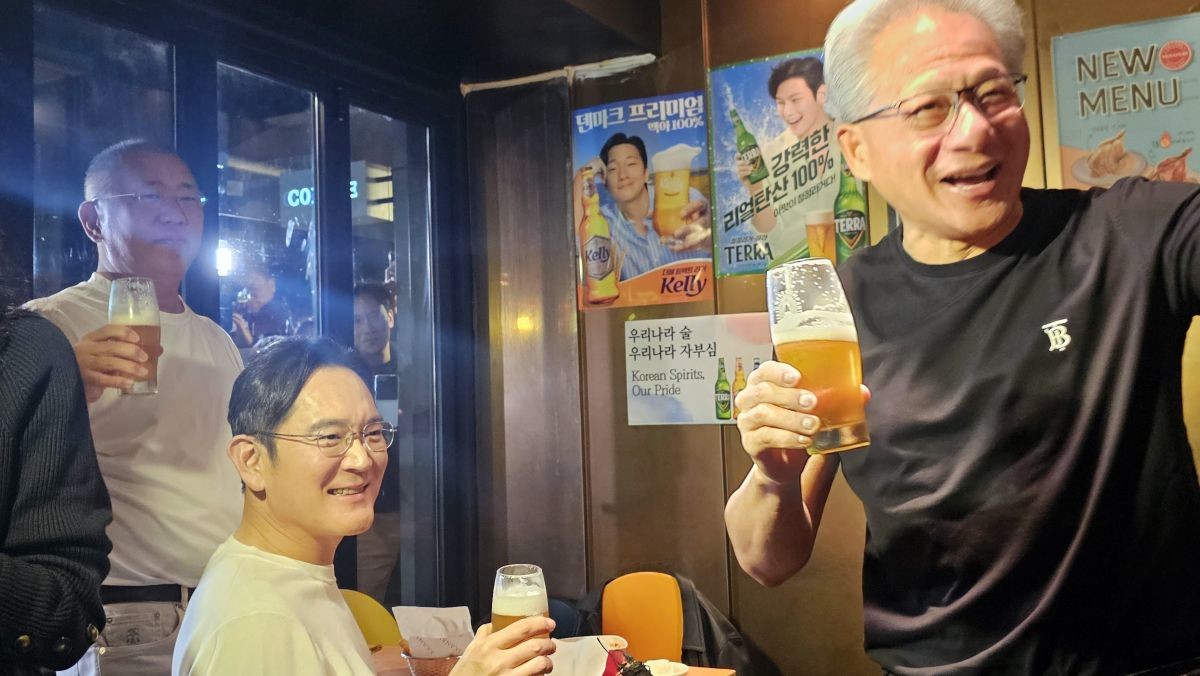 젠슨 황 엔비디아 최고경영자가 지난 30일 서울 삼성동 한 치킨집에서 이재용 삼성전자 회장, 정의선 현대차그룹 회장과 치맥 회동을 하고 있다.  / 연합뉴스