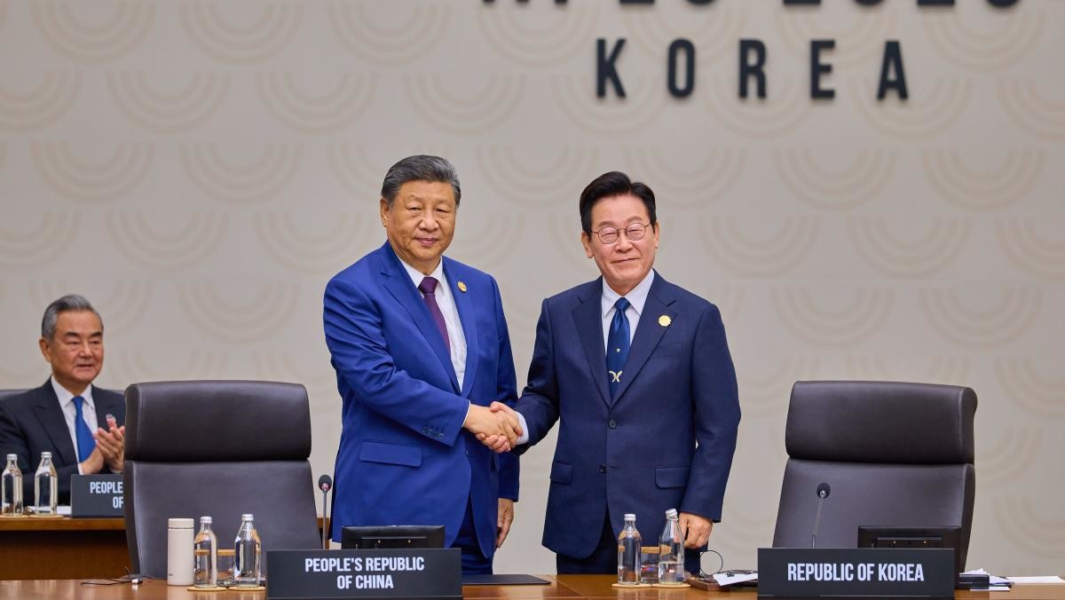 이재명 대통령과 시진핑 중국 국가주석이 1일 경북 경주시 화백컨벤션센터(HICO)에서 열린 2025 아시아태평양경제협력체(APEC) 정상회의 제2세션에서 악수를 하고 있다. / 뉴스1