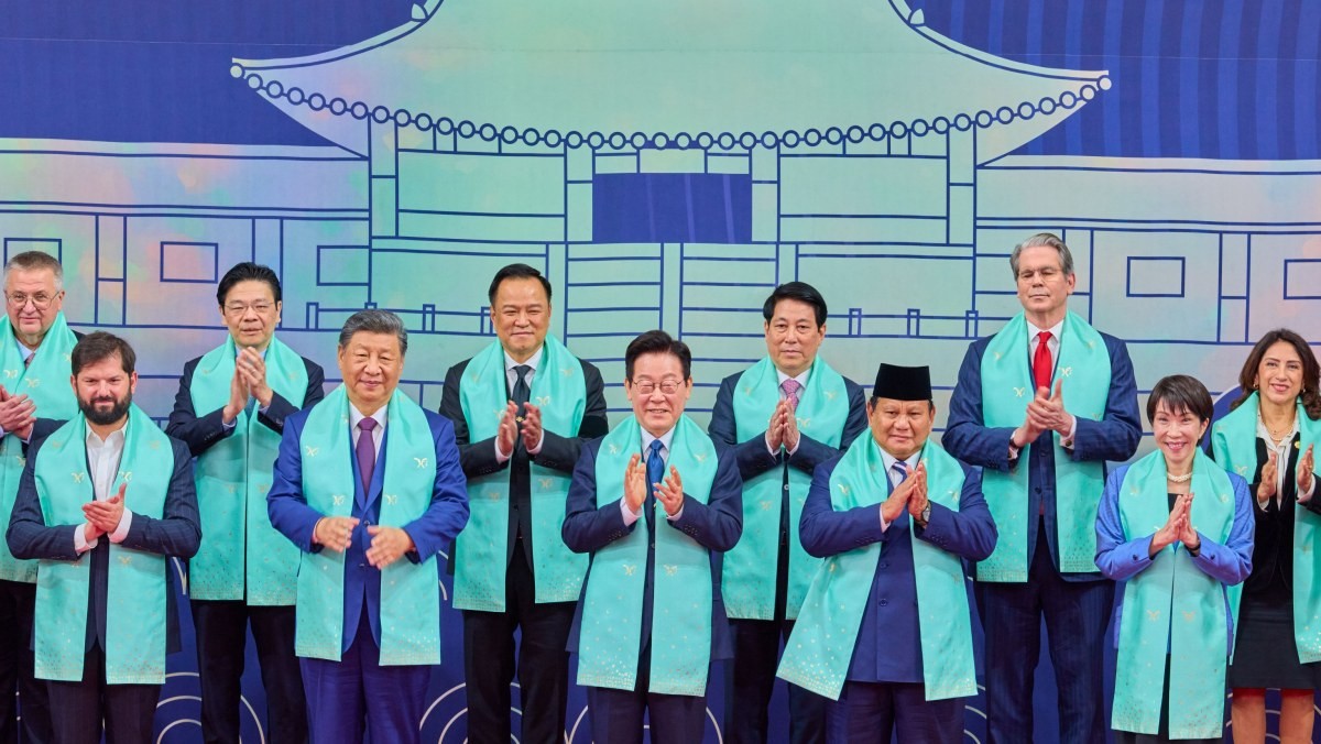 이재명 대통령이 1일 APEC(아시아태평양경제협력체) 정상회의 기념촬영 행사에서 각국 정상과 옥색 한복 목도리를 착용하고 있다. / 대통령실 제공