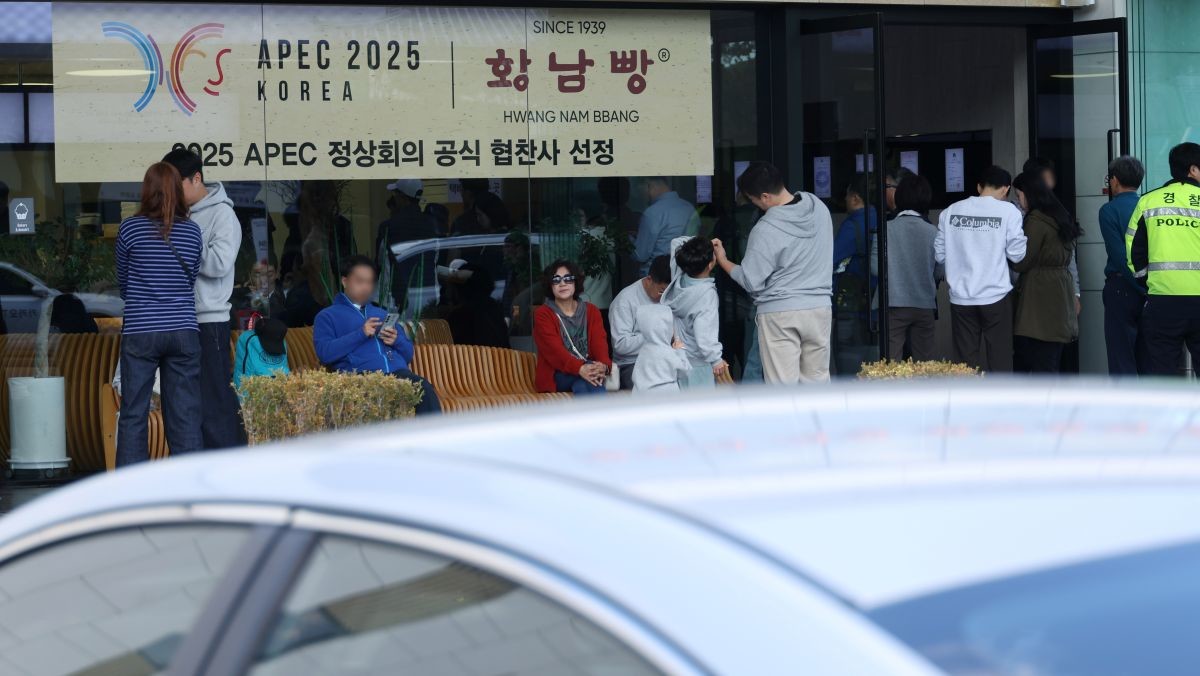 시진핑 주석이 '맛있다' 말한 황남빵 사려는 대기 줄 / 연합뉴스